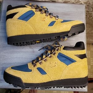New Balance Ranier URAINAA tan & teal hiking boots with Vibram soles size 7.5.